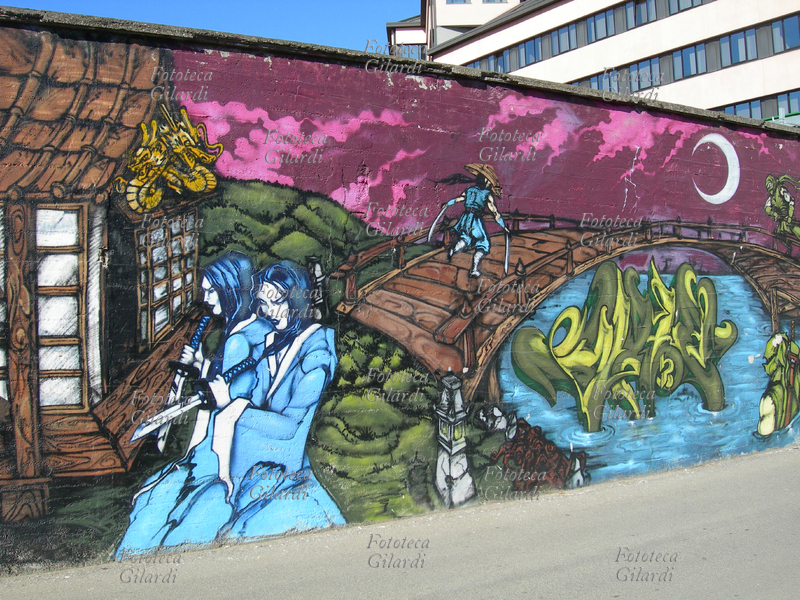 GRAFFITI METROPOLITANI ponte, mostro e guerrieri Ninja, nel cielo rosso splende una falce di Luna. Street Art, zona Bovisa Milano 2007