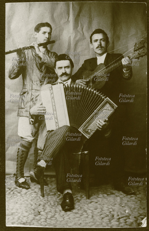 MUSICA POPOLARE Orchestrina composta da tre elementi. Il gruppo, presumibilmente dell\