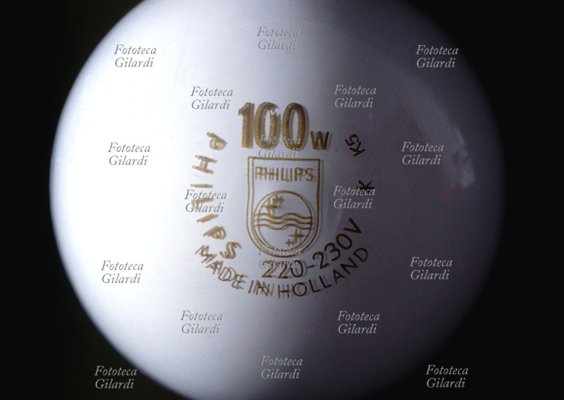 LAMPADINA opalina da 100W, ripresa dall\