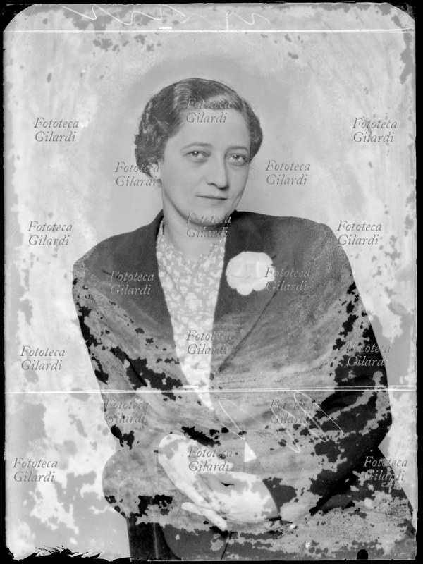 Ghitta CARELL (20 settembre 1899 – 18 gennaio 1972). Fotografa ungherese naturalizzata italiana, nata a Szatmar da genitori israeliti, si trasferì giovanissima a Firenze (1924) dove iniziò la professione di fotografa. Successivamente, a Roma, fu la fotografa ufficiale dei reali d\