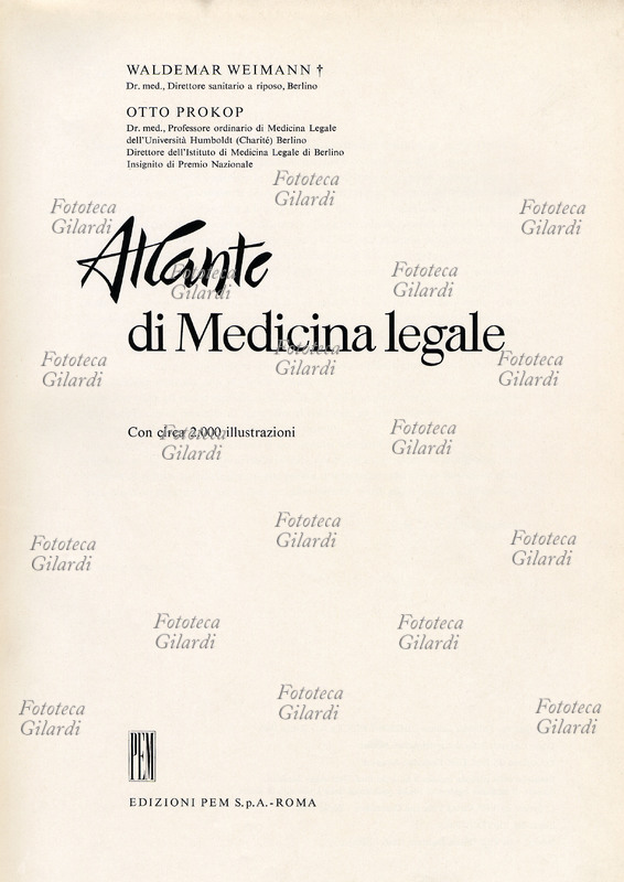 STORIA DELLA FOTOGRAFIA Atlante di medicina legale, frontespizio. Contiene 2000 fotografie di scene del crimine; autori Waldemar Weimann, medico direttore sanitario a riposo a Berlino e Otto Prokop, professore ordinario di medicina legale dell\