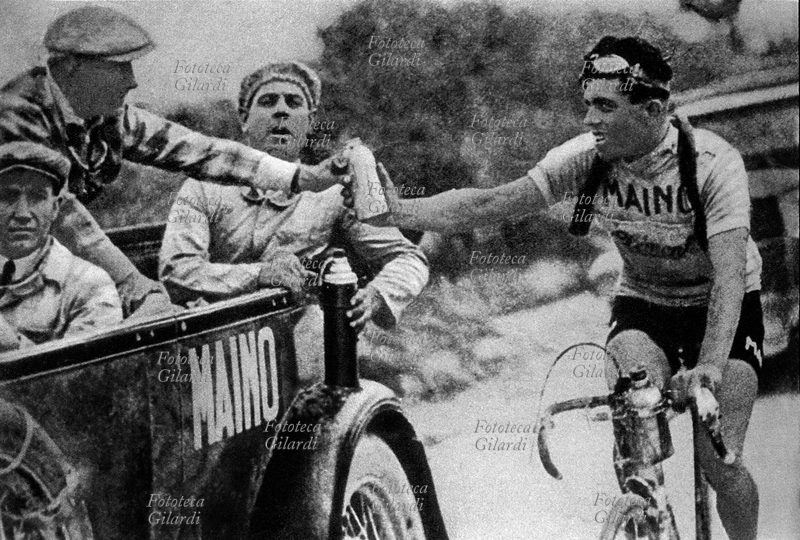 SPORT Ciclismo Costante Girardengo (direttore tecnico della Maino) offre da bere a Learco Guerra. Giro d\