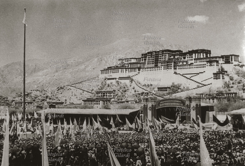 TIBET Lhasa: comizio per festeggiare la fondazione della Regione autonoma del Tibet. (dettaglio 55428) Cina, 1956