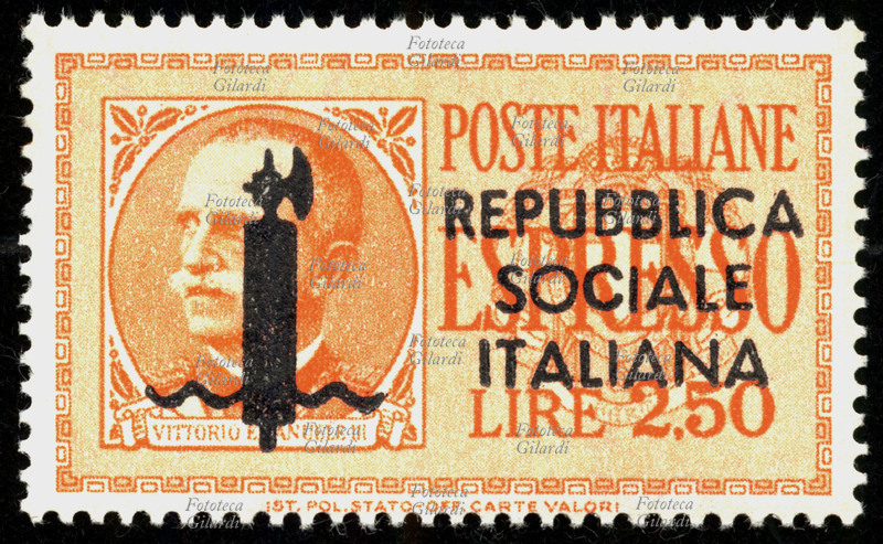 FRANCOBOLLO Espresso emesso dalle Poste del Regno italiano con ritratto di Vittorio Emanuele III (colore arancione), reca la sovrastampa in nero della Repubblica di Salò: fascio e scritta "Repubblica Sociale Italiana". Valore nominale 2,50 lire, fotoincisione. R.S.I., emissione 24 gennaio 1944