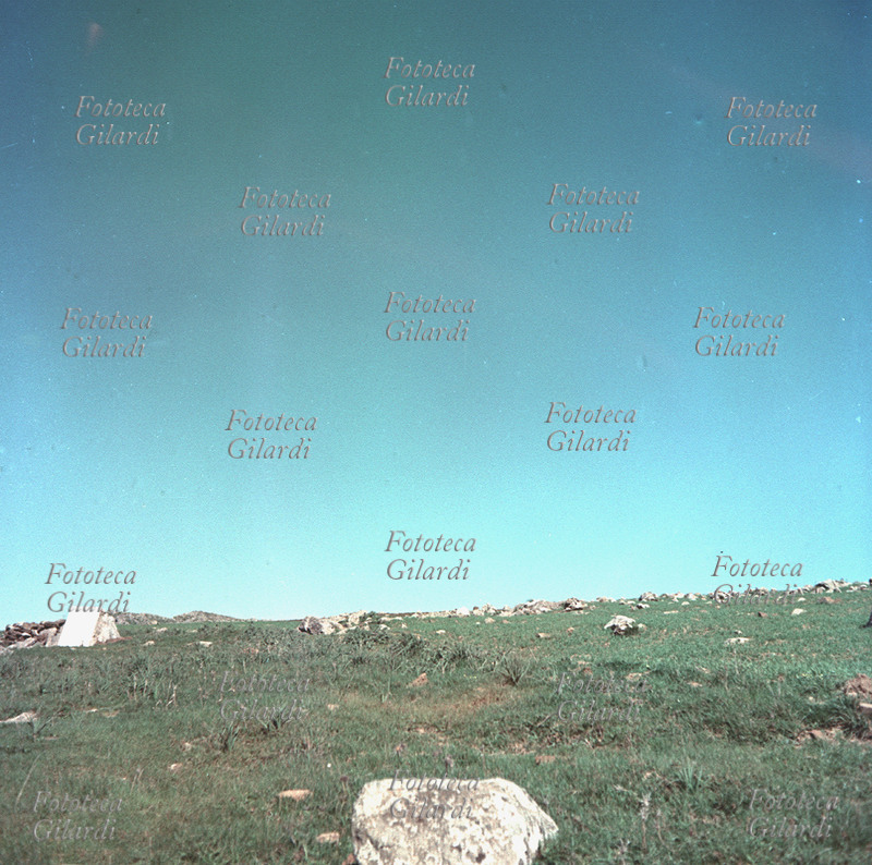 MOTI CONTADINI Portella della Ginestra (Palermo): la piana dove ebbe luogo la strage. Sopra un cumulo di pietre, all\