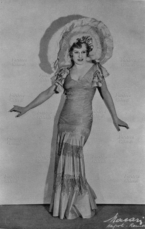 Tecla SCARANO (18941978) , attrice di varietà, è stata una delle attrici napoletane più note; canzonettista e interprete di ruoli brillanti, lavorò con Raffaele Viviani, Totò, Vittorio de Sica. Italia 1935