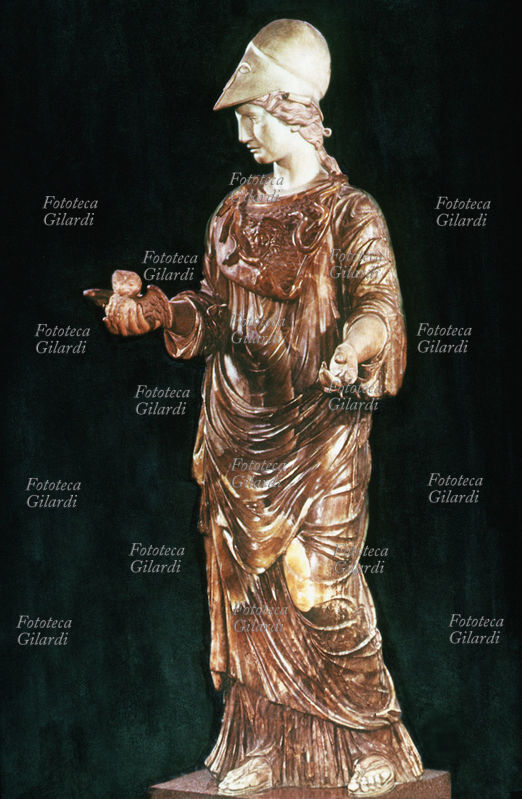 MITOLOGIA antica Roma. Minerva, statua classica raffigurante la dea delle arti e dei lavori manuali, in una delle mani trattiene un gufo: simbolo di saggezza.