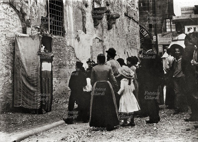 FIRENZE Il teatrino del burattinaio ambulante offre spettacoli per grandi e piccini. Fotografia, Italia 1892 circa.