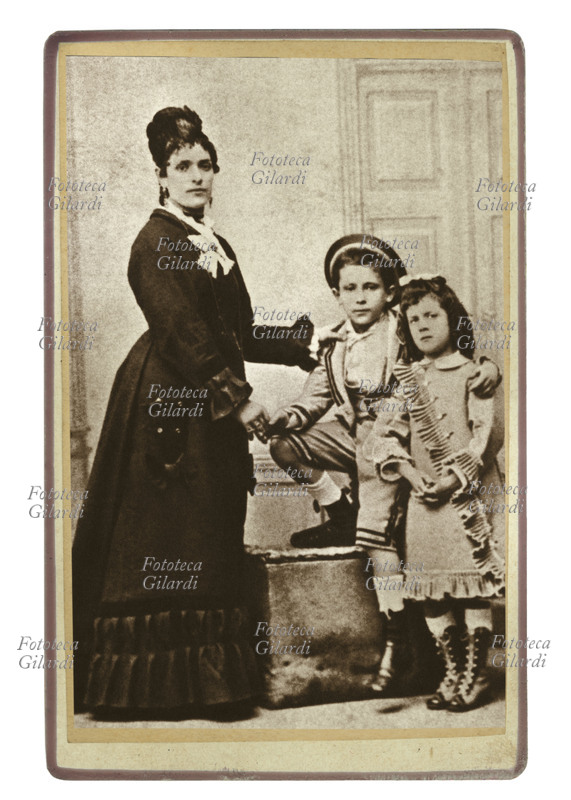Arturo TOSCANINI (1867-1957) il piccolo Arturo posa per una fotografia ricordo con la sorella Narcisa e la zia Esterina, 1875 circa.