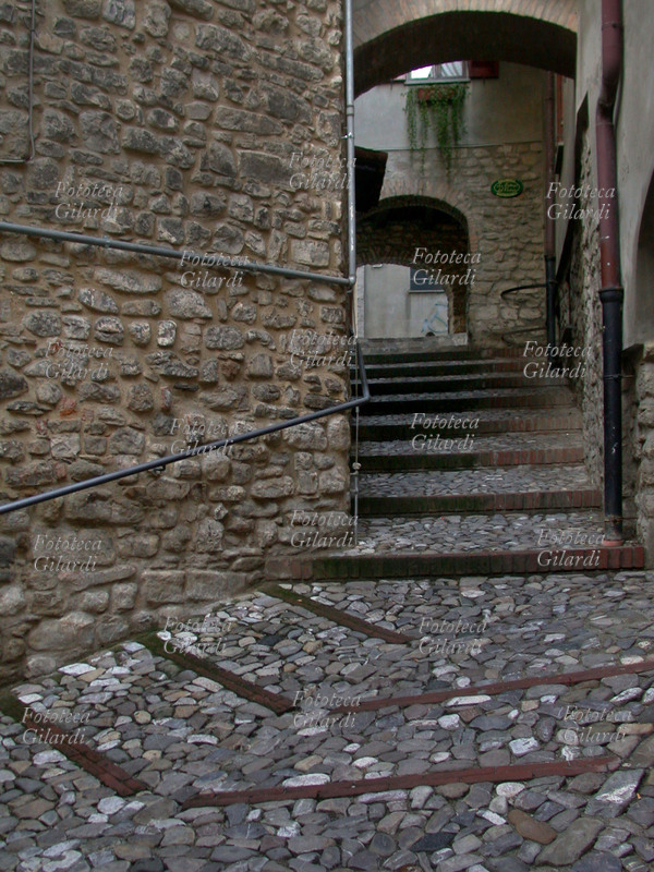 MEDIOEVO Camminamento di epoca medioevale, Varzi borgo antico. Fotografia di Giuliano Grasso