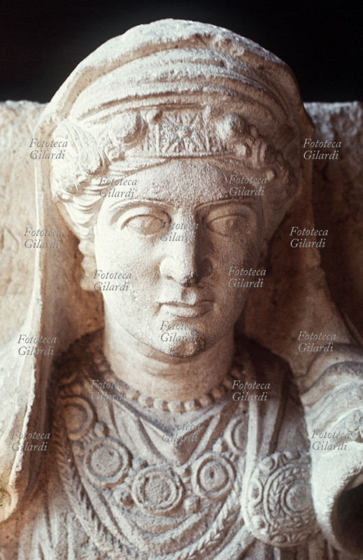 Antica Roma. Busto di Vestale.