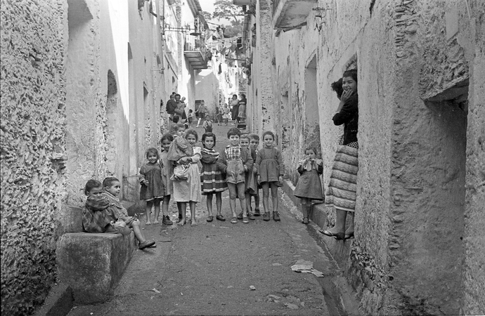 PROSPETTIVA DI VICOLO CON BAMBINI