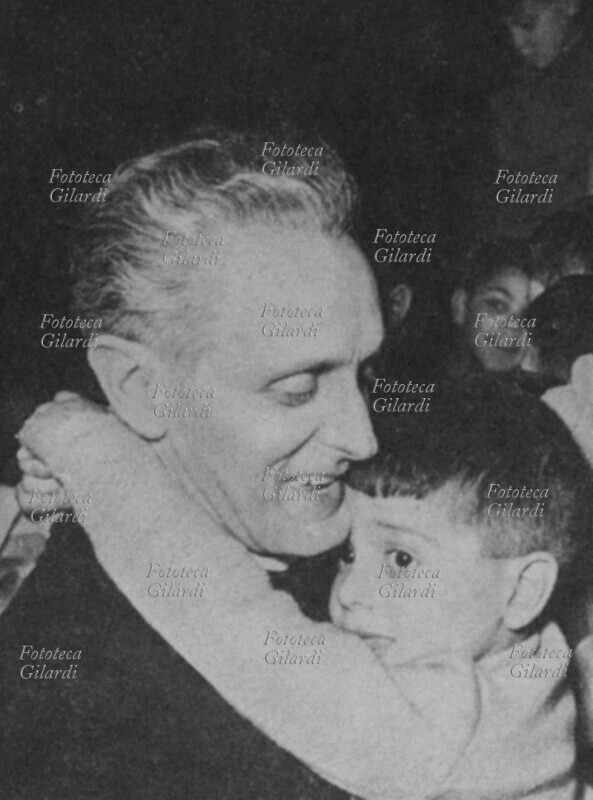 Don Carlo GNOCCHI (1902-1956) ritratto con uno dei bambini cui accudiva. Italia, 1954. Don Carlo Gnocchi nasce a S. Colombano al Lambro (Milano) il 25 ottobre 1902. Ordinato sacerdote viene destinato come assistente d\