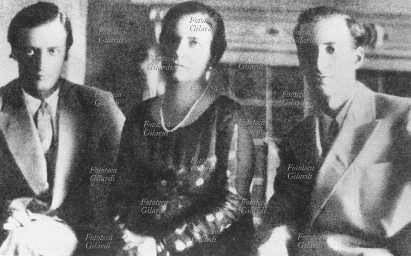 Arnaldo MUSSOLINI (11 gennaio 1885 – 21 dicembre 1931) fratello minore di Benito Mussolini. Fotografia ricordo della famiglia, da sinistra: il figlio minore Vito (5 settembre 1912 – 4 ottobre 1963), la moglie Augusta Bondanini (12 marzo 1882 - 14 febbraio 1936) e il primogenito Sandro (1° luglio 1910 – 20 agosto 1930). Italia, 1930.