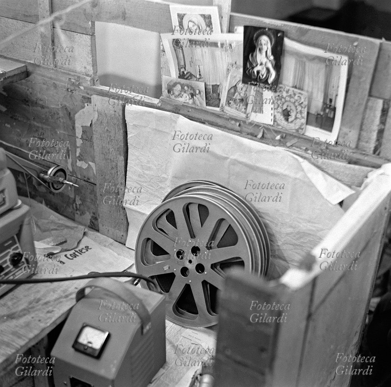 CINEMA un angolo del tavolo nella cabina di proiezione del \