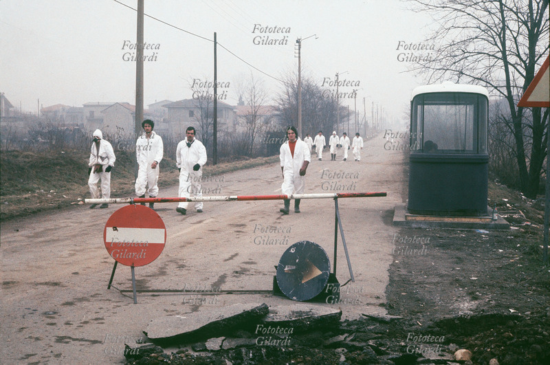 INQUINAMENTO Squadra di bonifica del territorio circostante all\