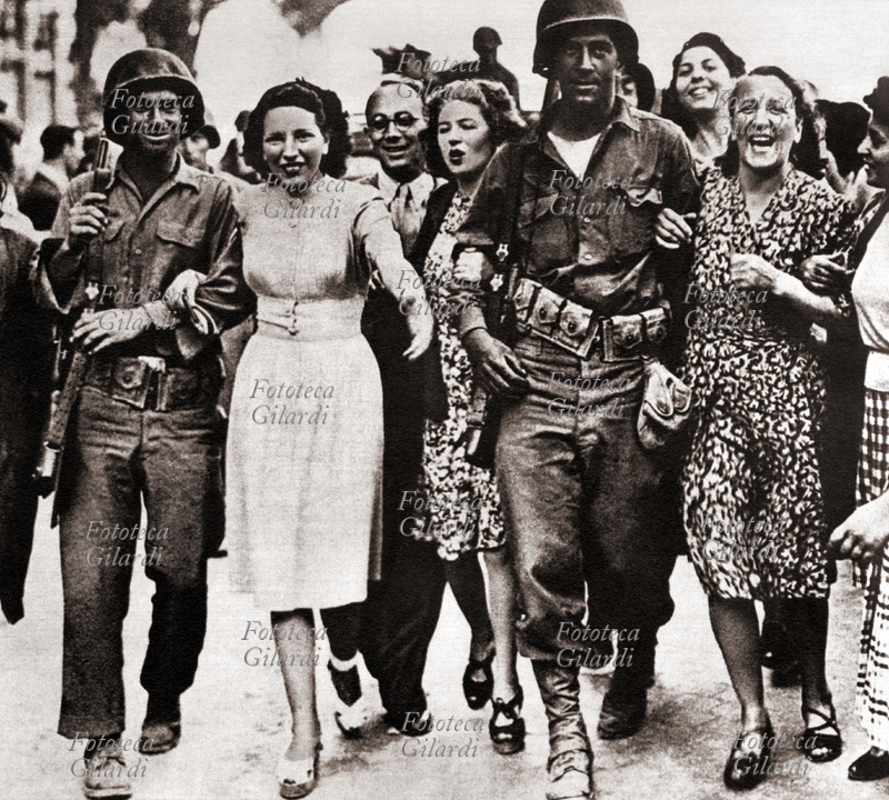 LIBERAZIONE Soldati alleati americani entrano a Roma accolti dalla popolazione. In questa immagine alcune ragazze dimostrano con entusiamo la gioia per il loro arrivo. Italia 1944