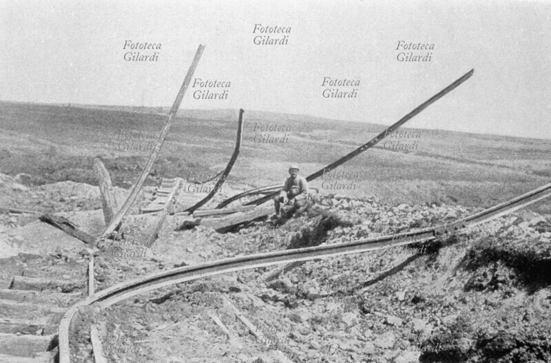 I GM Battaglia di Verdun: il teatro di guerra devastato dopo quattro mesi di scontri. Un militare posa in mezzo a binari contorti dalle esplosioni. Francia, luglio 1916.