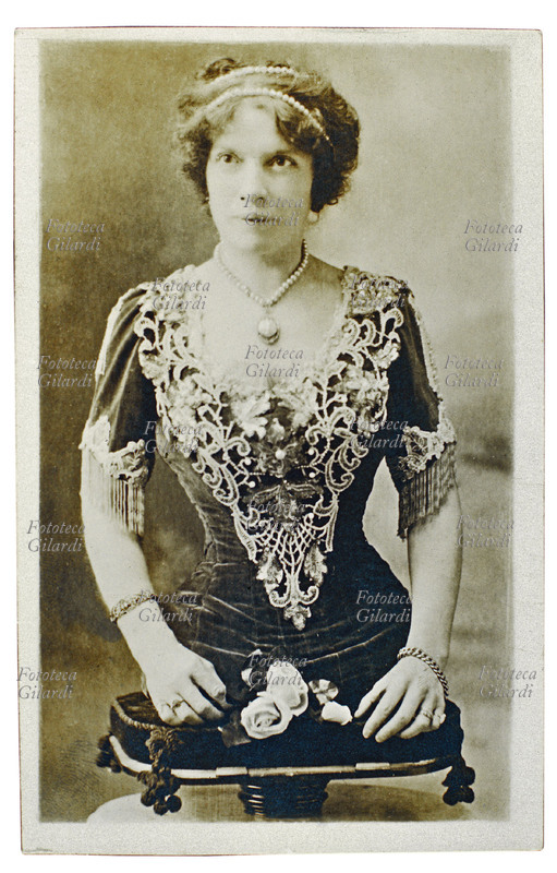 CIRCO fotografia di una giovane donna nata senza gambe che, essendo tuttavia graziosa nonostante la menomazione, lavorava come \