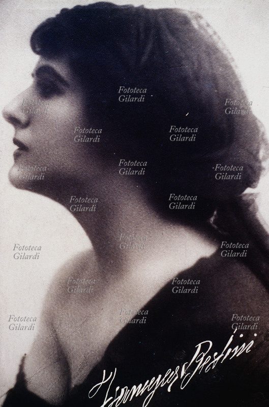 Francesca BERTINI (Elena Seracini Vitiello 1892- 1985) attrice. Ritratto di profilo, in abito scuro che scopre una spalla. L\