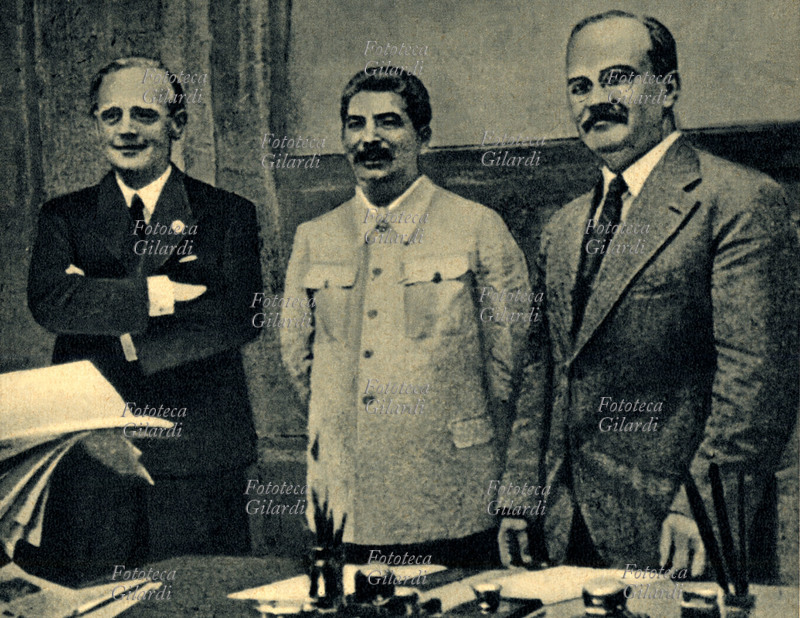 II GUERRA MONDIALE Joachim von Ribbentrop (1893 – 1946), Iosif Stalin (1878 - 1953) e Vjačeslav Molotov (1890 – 1986) al Cremlino, durante gli accordi del \