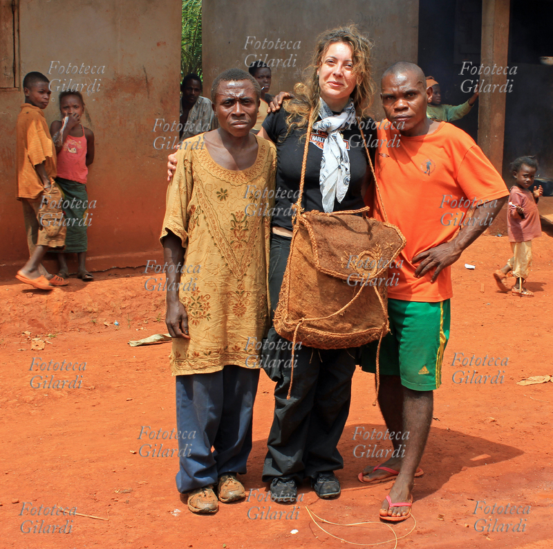 AFRICA autoritratto in viaggio. Il villaggio appartiene a un gruppo etnico chiamato genericamente \