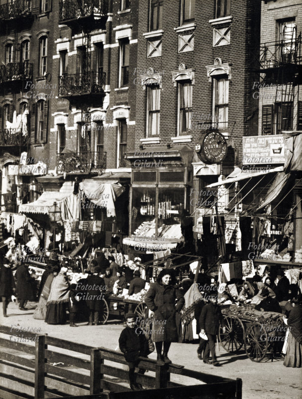 EMIGRAZIONE Veduta di Hester Street nel quartiere degli immigrati nella Lower East Side. New York fine XIX secolo