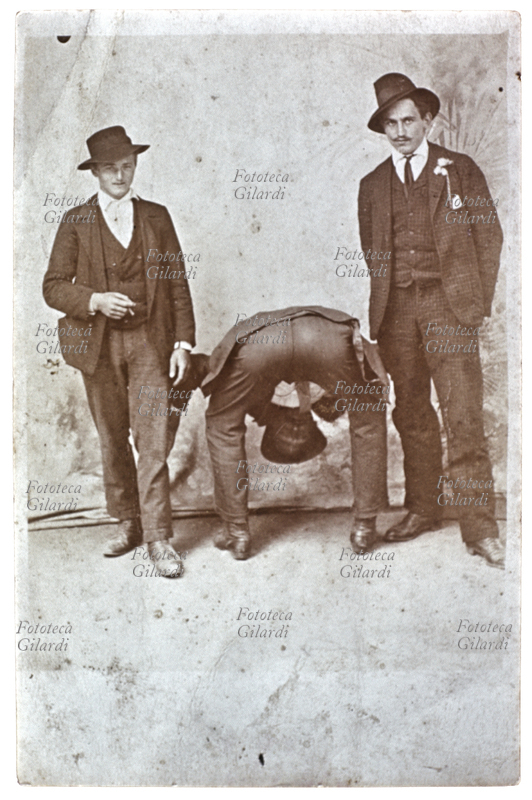 RITRATTO scherzoso di gruppo. Due amici, uno vestito elegantemente a quadretti, l\