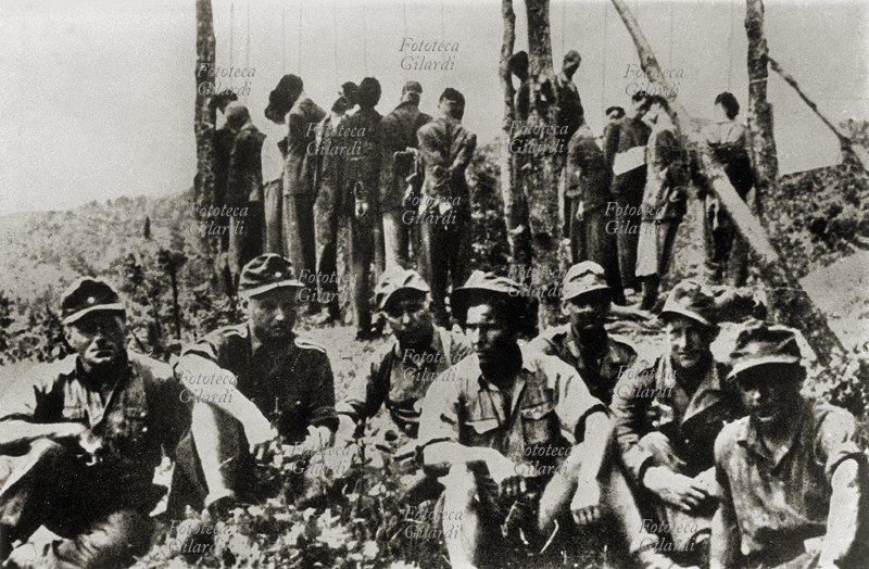 RESISTENZA Dopo un rastrellamento nel Veneto: i tedeschi posano per la foto ricordo davanti ai partigiani appena impiccati. Italia 1944