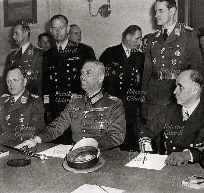 II GUERRA MONDIALE al quartier Generale del maresciallo Georgij Konstantinovic Zukov i comandanti delle tre armate tedesche firmano la resa. Da sinistra a destra: il Generale d\