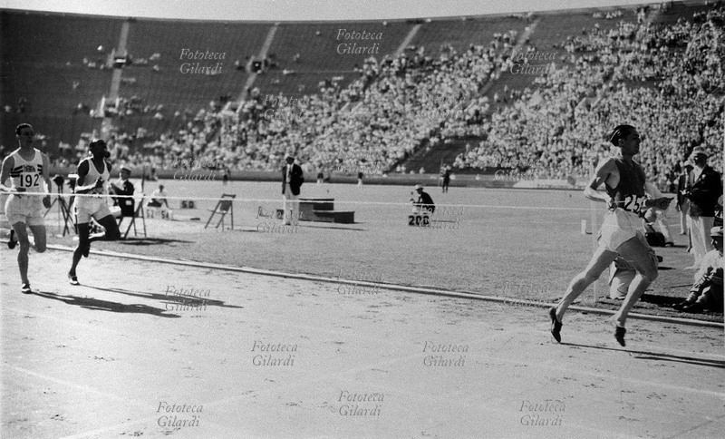 OLIMPIADI Luigi Beccali (Italia) stabilisce il record di 3 minuti 51,2 sui 1500 metri. Secondo John F. Cornes (Gran Bretagna), terzo Philip Edwards (Canada). U.S.A., Los Angeles 1932.