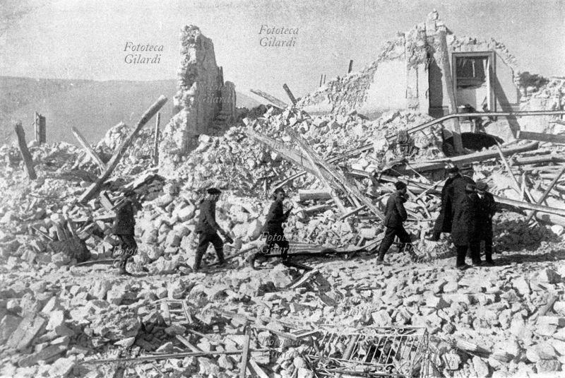 TERREMOTO di Avezzano: bersaglieri arrivano in soccorso fra le rovine del terribile sisma che causò 30519 morti nella Marsica, nella valle del Liri e nel Cicolano. La scossa tellurica dell\