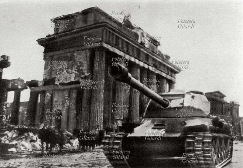 II GUERRA MONDIALE Berlino: il primo carro armato sovietico davanti alla Porta di Brandeburgo. Germania, aprile 1945