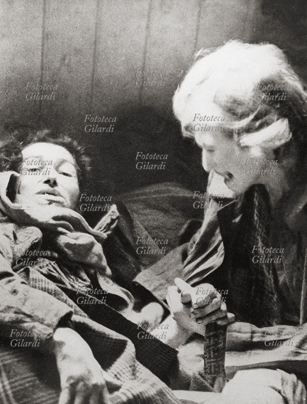 SHOAH campo di concentramento di Bergen Belsen (Germania). Due donne all\