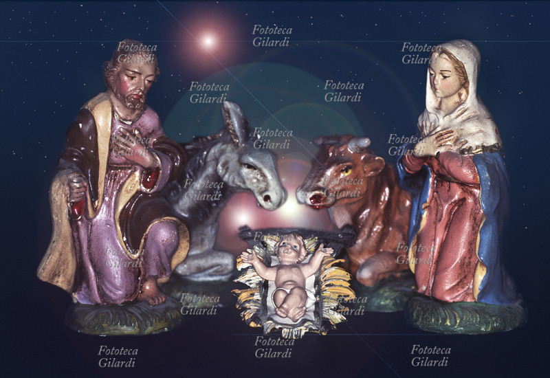 PRESEPE Statuine da collezione raffiguranti la Sacra Famiglia, con il bue e l\