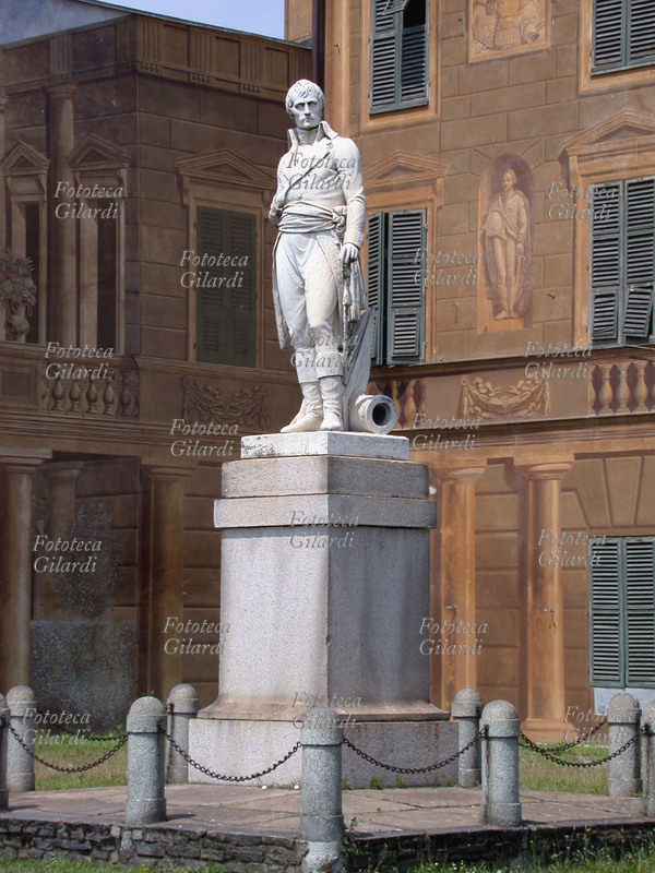 NAPOLEONE BONAPARTE statua davanti al Museo della Battaglia di Marengo. Il museo ha sede nella villa fatta costruire nel 1845 da Antonio Delavo per celebrare la vittoria di Napoleone (14 giugno 1800) sugli austriaci e la conseguente annessione del Piemonte alla Francia. La villa fu edificata nel luogo dove avvenne la battaglia di Marengo e ne conserva cimeli e documenti. Fotografia di Elena Piccini, 2004.