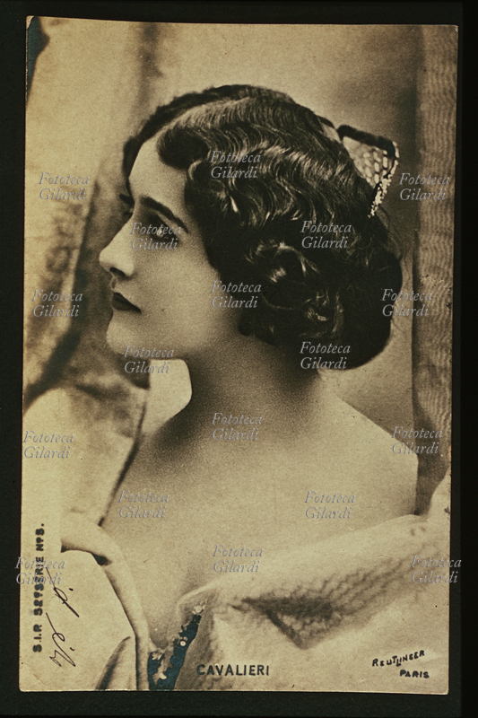 Lina CAVALIERI (1874-1944) cantante soprano e attrice cinematografica, diva del café chantant. Ritratto in primo piano, tra i capelli un pettine con pietre preziose. Fotografia di Reutlinger, Parigi 1900