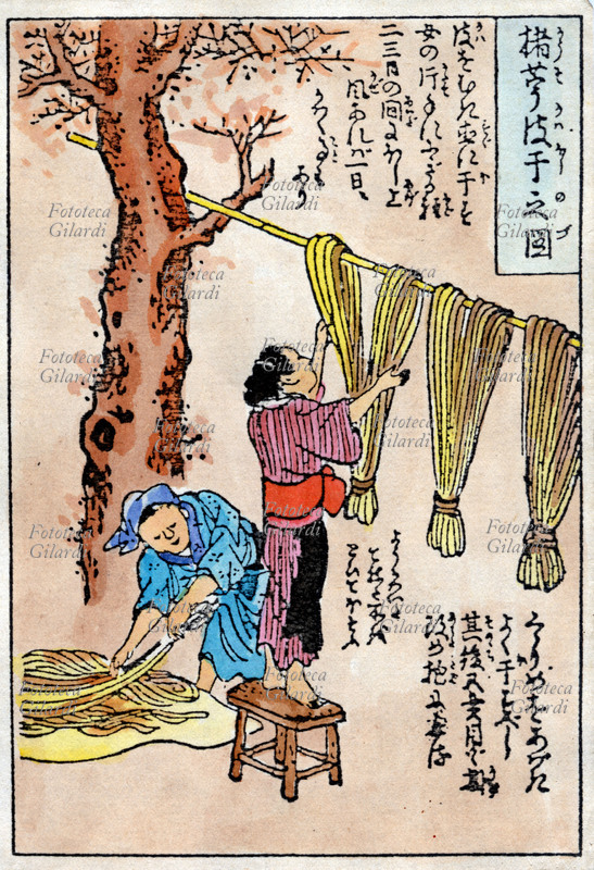 CARTA I rami del gelso papirifero sono esposti al vapore per separarne la corteccia, che viene lavata in acqua corrente e infine stesa ad asciugare. Incisione di Tokei Yamichnan tratta dal testo del giapponese Jibei Kumihigashi: \