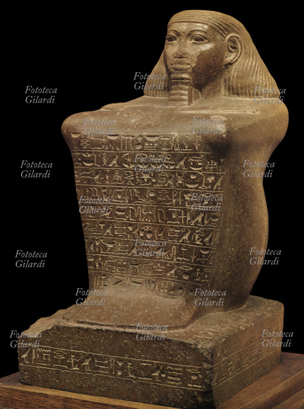 ANTICO EGITTO Statua di Senenmut, ministro (visir) della regina Hatshepsout. Quarzite rosa, proveniente da Tebe, XVIII dinastia 1500 circa a.C.