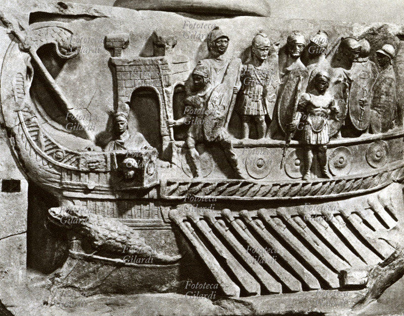 COCCODRILLO Rilievo raffigurante una bireme romana. Il coccodrillo, simbolo dell\