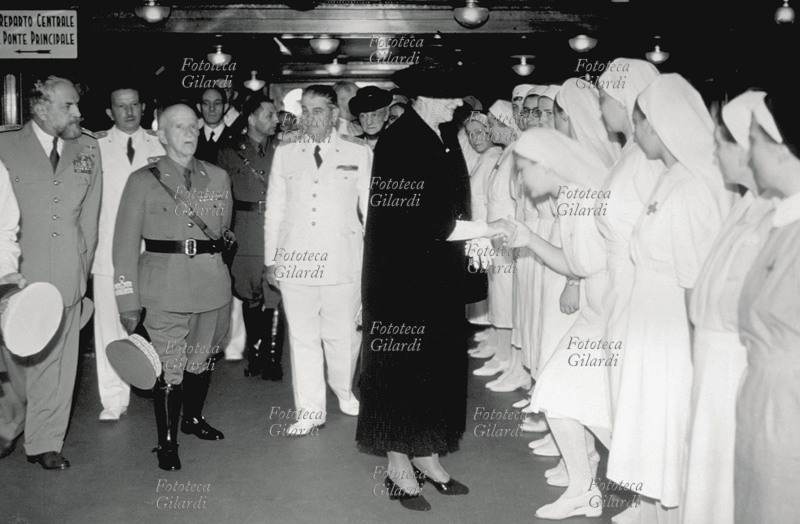 SAVOIA Vittorio Emanuele III Re e Imperatore e la Regina Imperatrice, visitano le motonavi che recano a bordo i soldati italiani reduci dall\