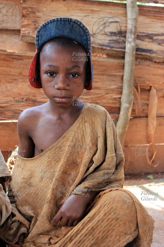 AFRICA bambino in posa. Il suo villaggio appartiene a un gruppo etnico chiamato genericamente \