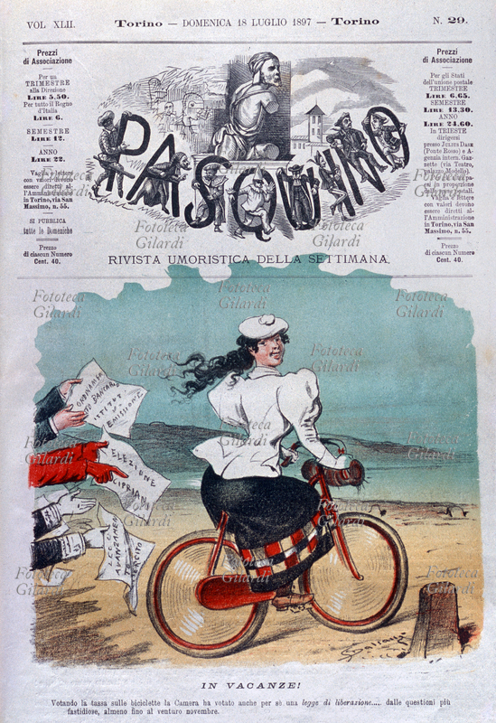 CARICATURA "In vacanze! - Votando la tassa sulle biciclette la Camera ha votato anche per sè una legge di liberazione..... dalle questioni più fastidiose, almeno fino al ventuno novembre.". Una graziosa ciclista in abiti sportivi pedala sorridente verso la spiaggia, mentre braccia ingiacchettate di tutti gli schieramenti le sventolano dietro fogli che ricordano gli impegni rimasti in sospeso nell\