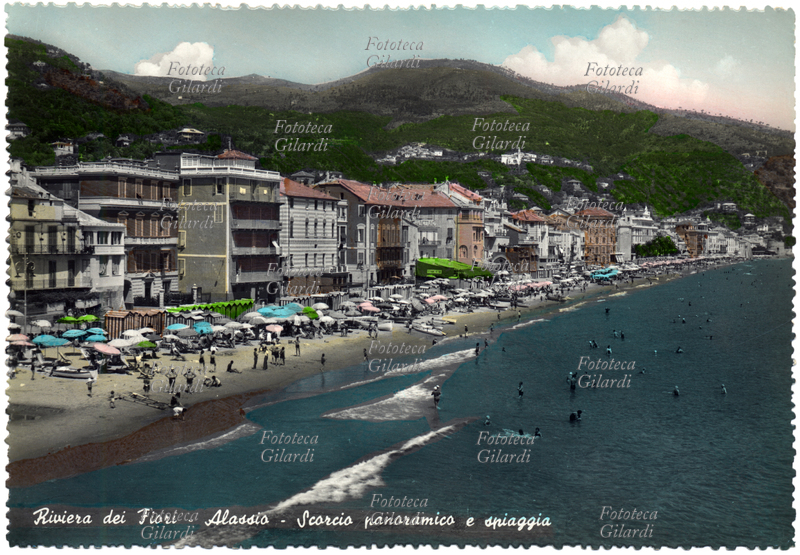 ALASSIO - Riviera dei fiori, scorcio panoramico e spiaggia. Subito dietro gli stabilimenti balneari spicca colorato in verde il dehor del Ristorante Nettuno. Cartolina postale, fotografia colorata a mano, Italia circa 1958.