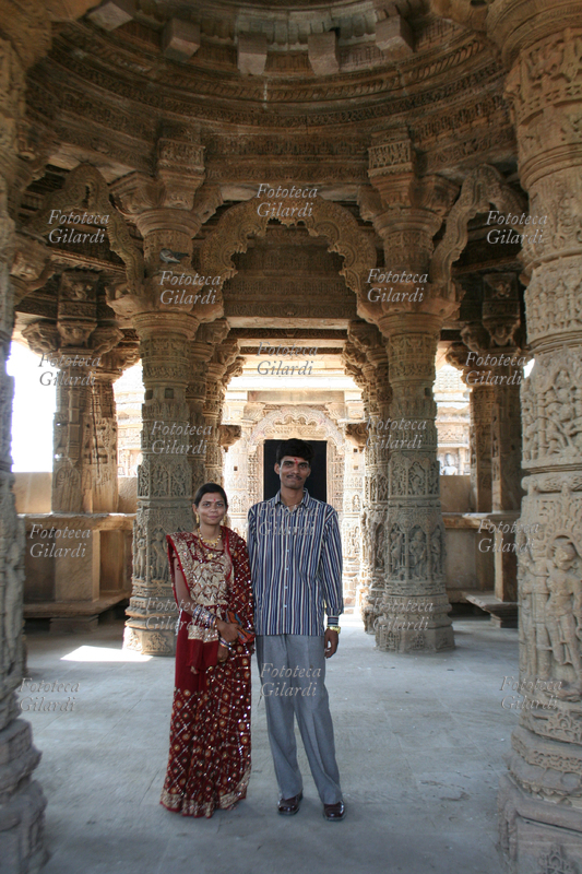 INDIA Giovane coppia nel Sabhamandapa, padiglione delle assemblee del Tempio del Sole. Lo splendido Sun Temple (Tempio del Sole), a Modhera in Gujarat, fu costruito da re Bhimdev I nel XI secolo. Fu progettato in modo che durante gli equinozi il sole all\