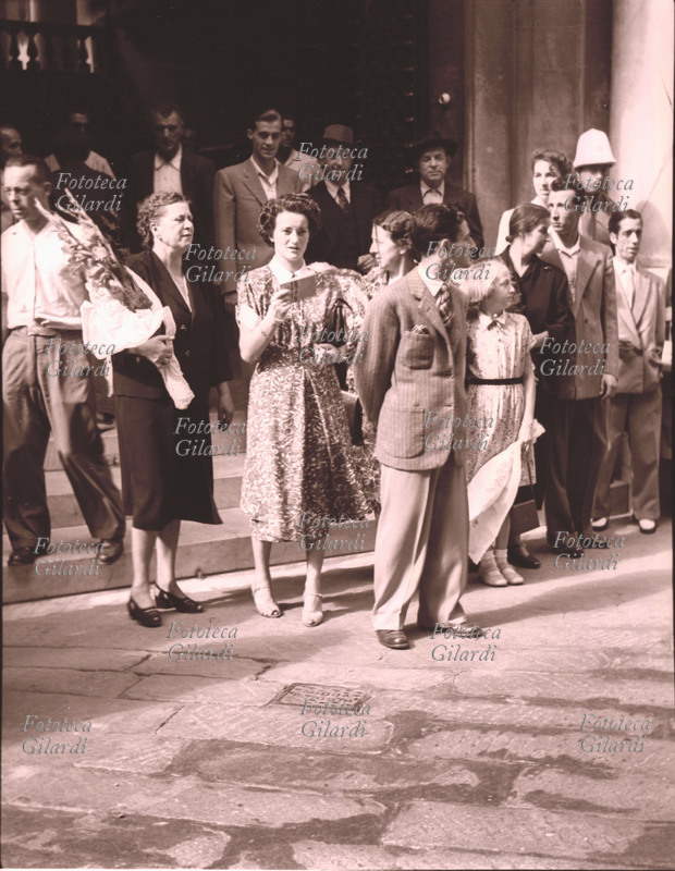 Ando GILARDI (1921-2012) e Luciana BARBARINO (1927-2014), il matrimonio dei fondatori della Fototeca Storica Nazionale: il gruppo di amici e parenti che li aspetta fuori dalla sala comunale per festeggiarli dopo la semplice cerimonia. Fotografia amatoriale di anonimo, Genova 1950.