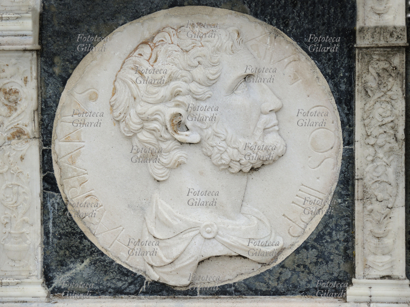 Publio Elio Traiano ADRIANO (24 gennaio 76 – 10 luglio 138), imperatore romano della dinastia degli imperatori adottivi, che regnò dal 117 alla sua morte. "Hadrianus Aug Cos III P P", decorazione in bassorilievo dalla fascia in cui sono raffigurati personaggi celebri dell\