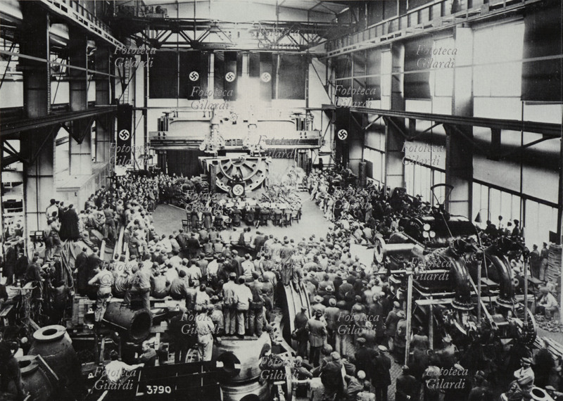NAZISMO Concerto da camera nella sala della turbina organizzato dai dirigenti nazisti per gli operai della sede austriaca della grande industria tedesca Voith, negli anni dell\