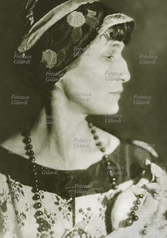 Anna ACHMATOVA (Anna Andreevna Gorenko, 1889-1966) poetessa russa, ritratto fotografico di profilo, 1923 circa