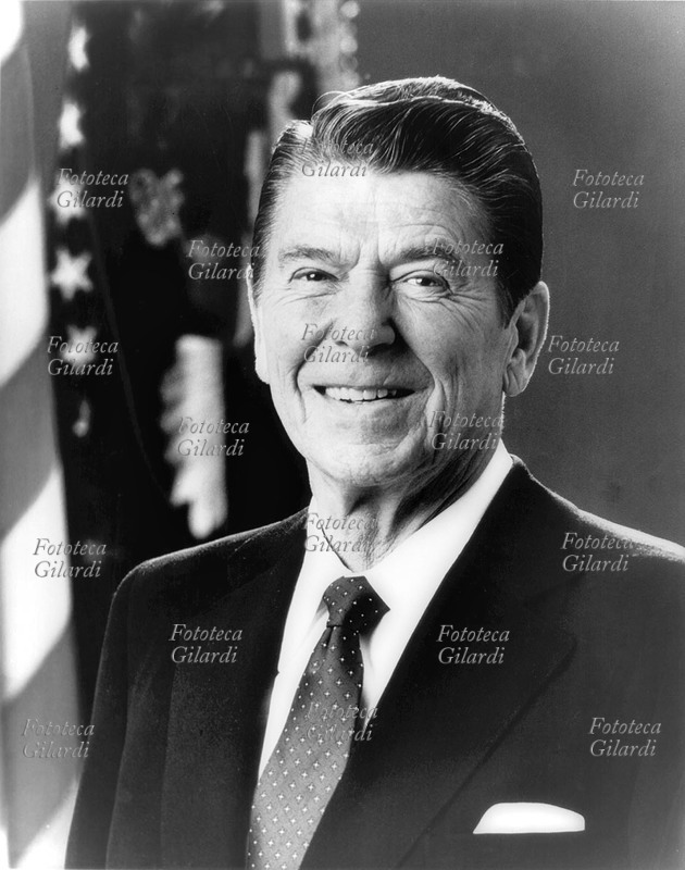 Ronald Wilson REAGAN (6 febbraio 1911 – 5 giugno 2004) 39° presidente degli Stati Uniti per due mandati consecutivi, dal 1980 al 1984 e dal 1984 al 1988. Candidato del Partito Repubblicano. Fotografia ufficiale, davanti alla bandiera americana. U.S.A. XX secolo.